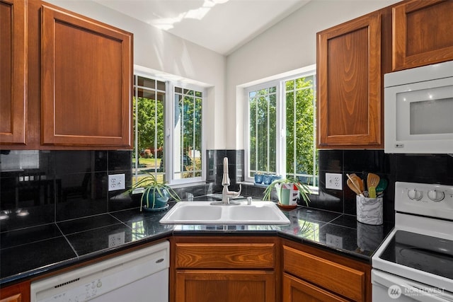 134 Wind River Dr, Chehalis, WA 98532 - kitchen featuring white appliances, a sink, backsplash, dark countertops, and vaulted ceiling