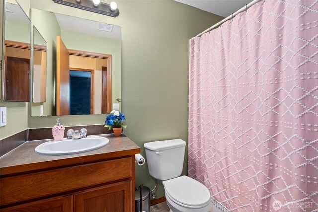 134 Wind River Dr, Chehalis, WA 98532 - bathroom featuring vanity, toilet, and a shower with shower curtain