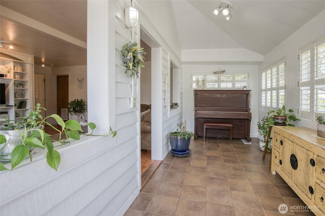 2685 E Hoquiam Rd, Hoquiam, WA 98550 - foyer entrance featuring vaulted ceiling and baseboards