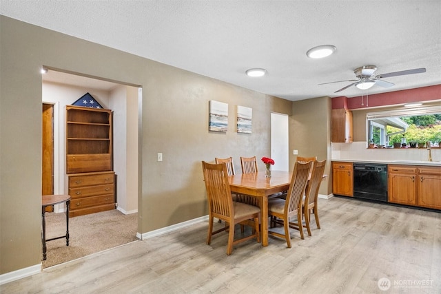209 Old Hill Rd, Aberdeen, WA 98520 - dining space with light wood-style floors, bar with sink, a textured ceiling, and ceiling fan