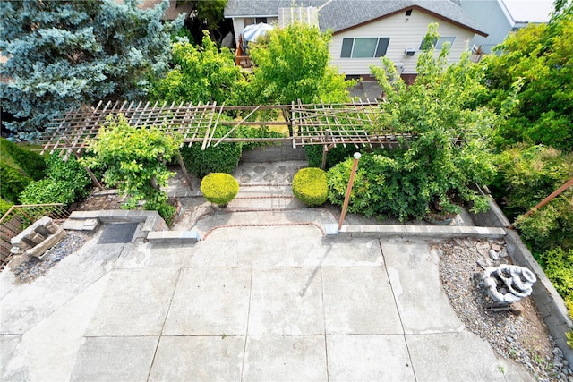 9422 49th Ave S, Seattle, WA 98118 - view of community featuring a patio area