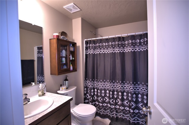 1028 W Sequoia Rd, Moses Lake, WA 98837 - bathroom featuring vanity, toilet, a textured ceiling, and a shower with curtain