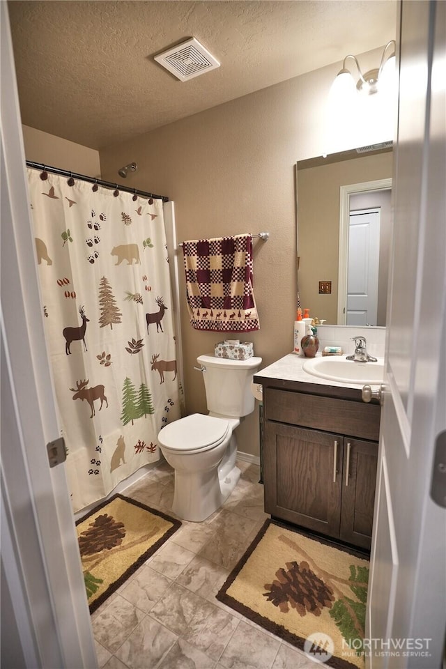 1028 W Sequoia Rd, Moses Lake, WA 98837 - bathroom with toilet, vanity, a textured ceiling, and curtained shower