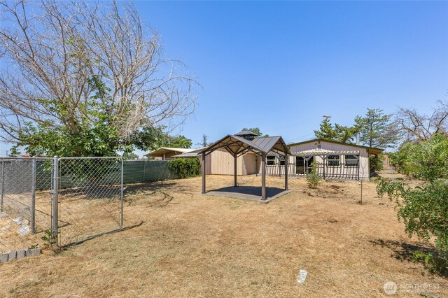 223 Carswell Dr, Moses Lake, WA 98837 - fenced backyard featuring an outbuilding