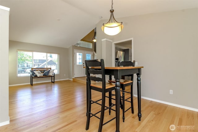 913 N Mountain View Ave, Tacoma, WA 98406 - dining space featuring light wood-style flooring and vaulted ceiling