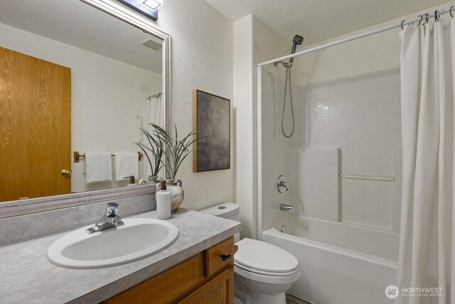 2004 15th Ave SW, Olympia, WA 98502 - full bath featuring vanity, shower / bath combination with curtain, and a textured wall