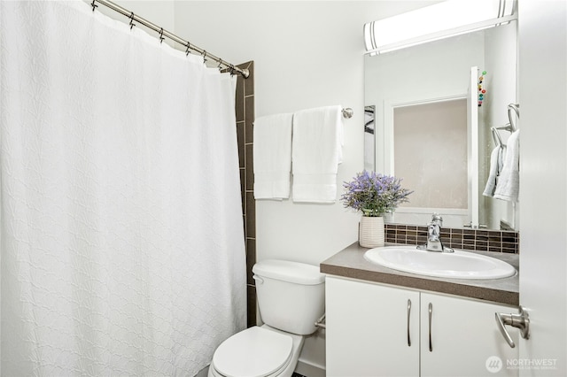 4795 35th Ave S Unit B, Seattle, WA 98118 - full bath with vanity and curtained shower