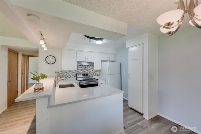 4502 216th St SW Unit 2A, Mountlake Terrace, WA 98043 - kitchen featuring electric range, freestanding refrigerator, a sink, a peninsula, and under cabinet range hood