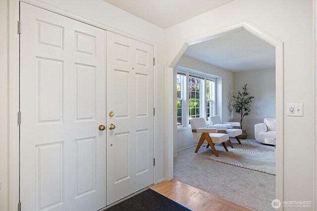 7109 SE 135th Pl, Newcastle, WA 98059 - foyer entrance featuring arched walkways and wood finished floors