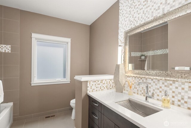 212 5th Ave W, Kirkland, WA 98033 - bathroom with vanity, toilet, decorative backsplash, and a shower