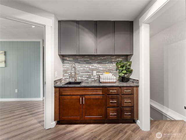2540 N Astor Ave, East Wenatchee, WA 98801 - bar with light wood-style floors and backsplash