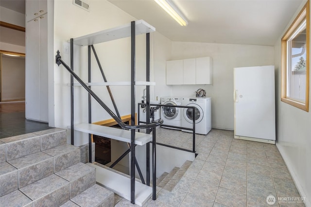 819 1st St, Cle Elum, WA 98922 - laundry area featuring washing machine and clothes dryer and cabinet space