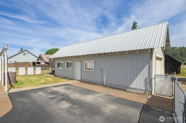819 1st St, Cle Elum, WA 98922 - view of front of home with a gate and a metal roof