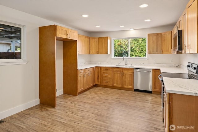 1003 9th St NW, Puyallup, WA 98371 - kitchen featuring stainless steel appliances, light wood-type flooring, and recessed lighting