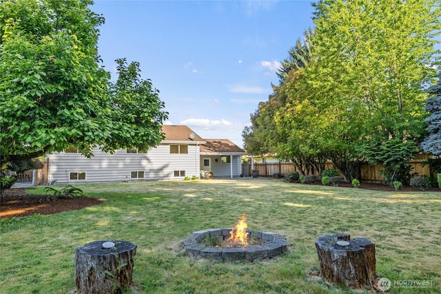 1003 9th St NW, Puyallup, WA 98371 - fenced backyard featuring a fire pit