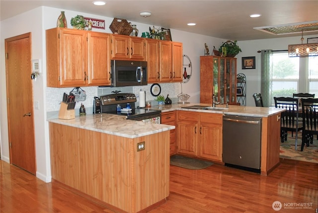 3081 Wild Goose Rd NE, Moses Lake, WA 98837 - kitchen featuring dishwasher, black range with electric cooktop, a peninsula, light wood-style flooring, and recessed lighting