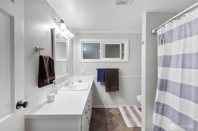 8415 57th Ave E, Puyallup, WA 98371 - full bathroom featuring vanity, crown molding, and curtained shower