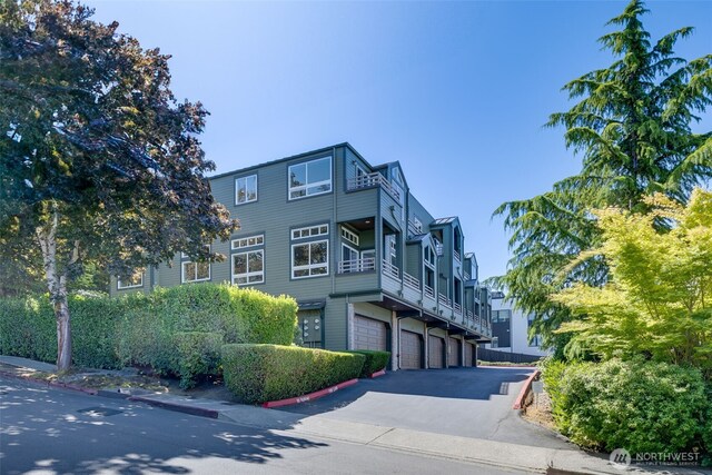 327 2nd Ave S, Kirkland, WA 98033 - view of asphalt road with curbs