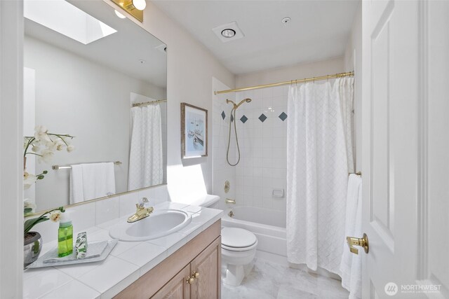 327 2nd Ave S, Kirkland, WA 98033 - full bath featuring a skylight, vanity, and shower / bathtub combination with curtain