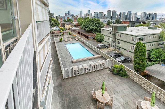 525 Belmont Ave E Unit 4F, Seattle, WA 98102 - community pool featuring a view of skyline