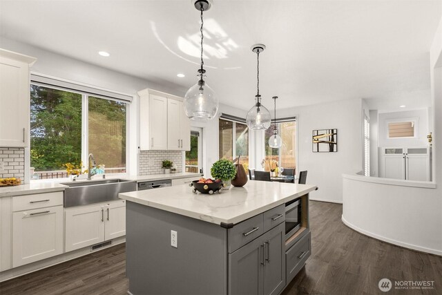 7645 Dogwood Ln SE, Snoqualmie, WA 98065 - kitchen with gray cabinets, backsplash, recessed lighting, white cabinets, and dark wood-style floors