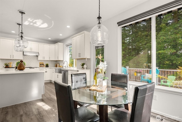 7645 Dogwood Ln SE, Snoqualmie, WA 98065 - dining room featuring wood finished floors and recessed lighting