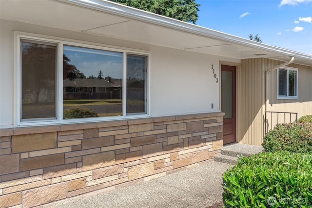 1103 Fieldcrest Ave, Centralia, WA 98531 - entrance to property with stone siding