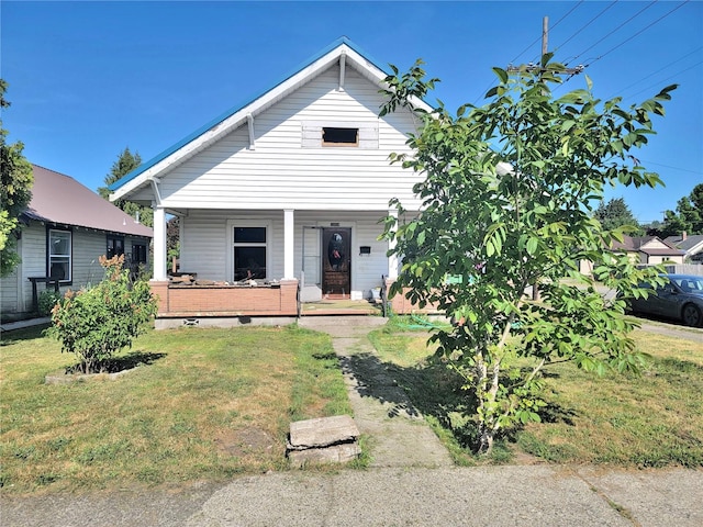 1004 N Tower Ave, Centralia, WA 98531 - view of front facade featuring a porch and a front lawn