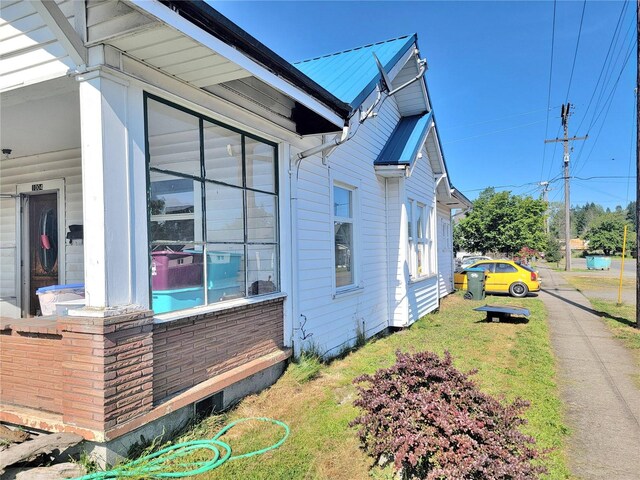 1004 N Tower Ave, Centralia, WA 98531 - view of side of home featuring a yard