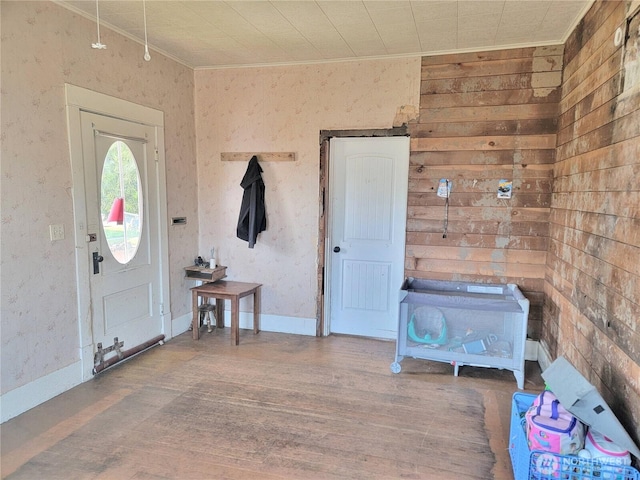 1004 N Tower Ave, Centralia, WA 98531 - foyer entrance with wood finished floors, ornamental molding, and baseboards