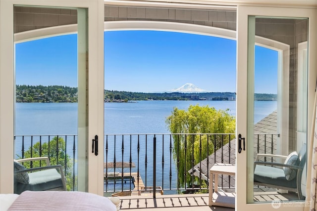 8260 Avalon Dr, Mercer Island, WA 98040 - balcony featuring a water view