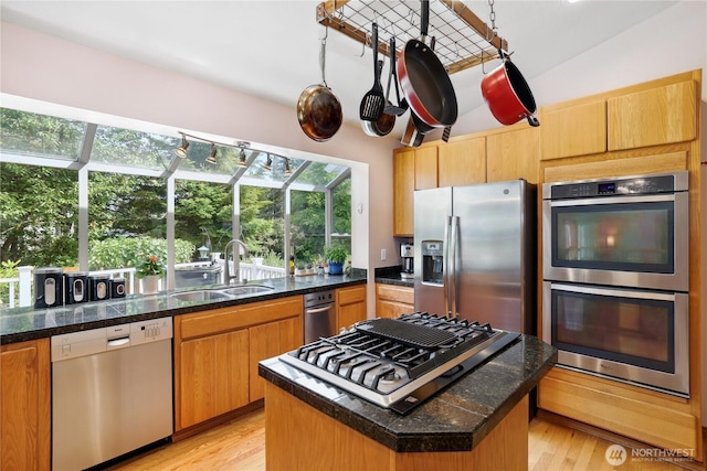 1612 SW 304th St, Federal Way, WA 98023 - kitchen featuring appliances with stainless steel finishes, light wood-style flooring, a kitchen island, and vaulted ceiling