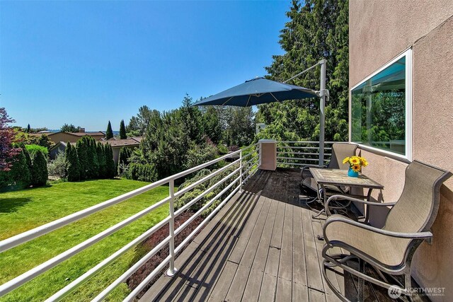 11115 NE 95th St, Kirkland, WA 98033 - wooden deck with a lawn