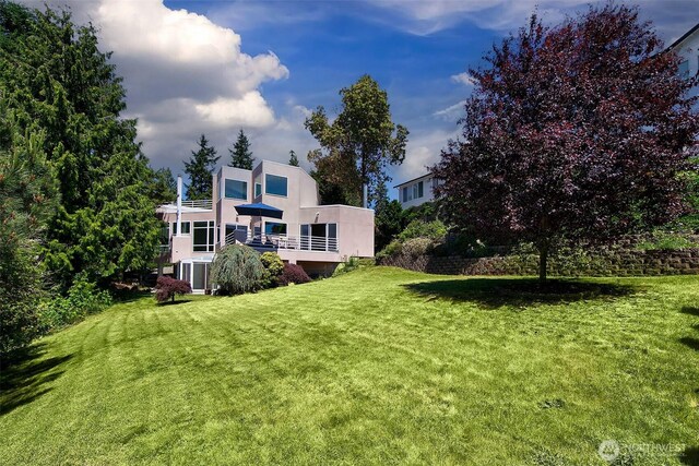 11115 NE 95th St, Kirkland, WA 98033 - back of house featuring stucco siding and a lawn