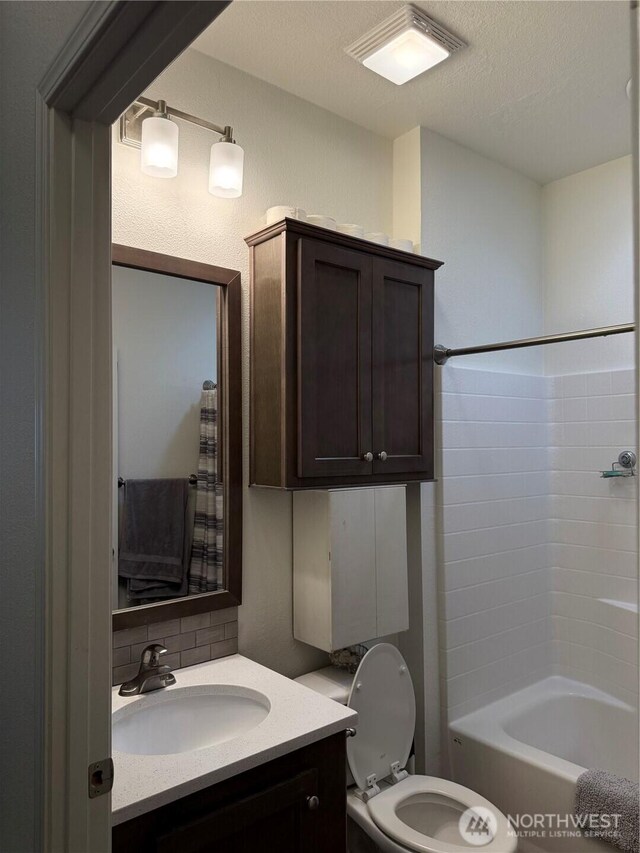 2101 S 324th St Unit 107, Federal Way, WA 98003 - full bath with toilet, vanity, bathing tub / shower combination, tasteful backsplash, and a textured ceiling