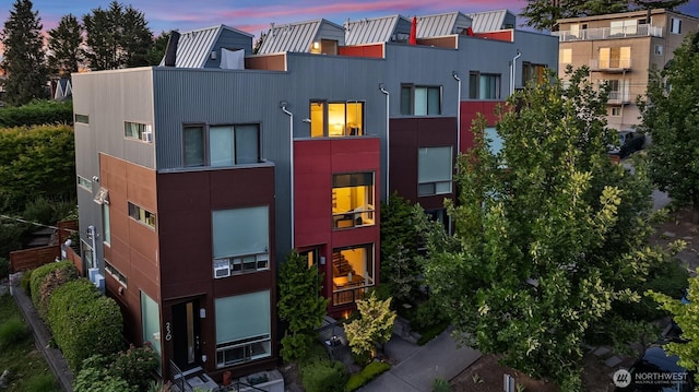 252 E Roanoke St, Seattle, WA 98102 - view of property at dusk
