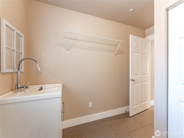 2422 Highland View Dr, East Wenatchee, WA 98802 - laundry area featuring baseboards and a sink