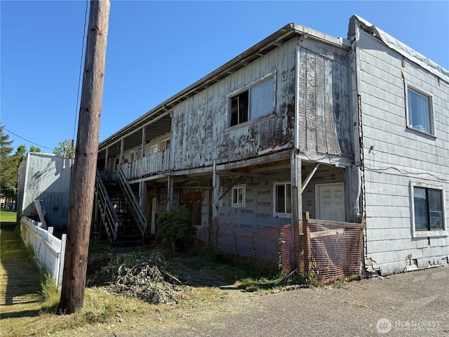 400 9th St, Raymond, WA 98577 - view of building exterior with stairway