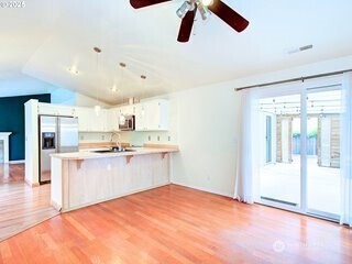 2518 NE 82nd Way, Vancouver, WA 98665 - kitchen with stainless steel appliances, light wood finished floors, light countertops, a peninsula, and ceiling fan