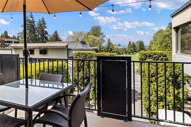 10742 Glen Acres Dr S Unit T-27, Seattle, WA 98168 - balcony with outdoor dining area