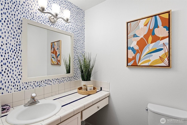 10742 Glen Acres Dr S Unit T-27, Seattle, WA 98168 - half bath featuring a chandelier, vanity, and wallpapered walls