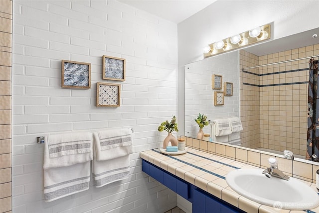 10742 Glen Acres Dr S Unit T-27, Seattle, WA 98168 - full bath featuring vanity and a shower with curtain