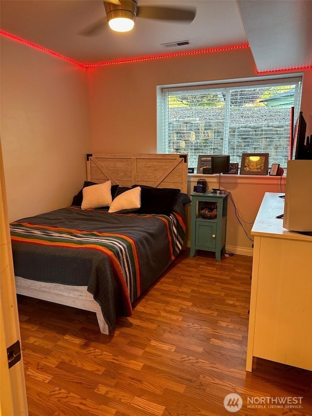 1517 Chilton Rd, Aberdeen, WA 98520 - bedroom with wood finished floors and a ceiling fan