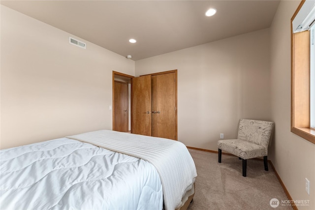 582 Lower Daniels Dr, East Wenatchee, WA 98802 - bedroom featuring light colored carpet, recessed lighting, and a closet