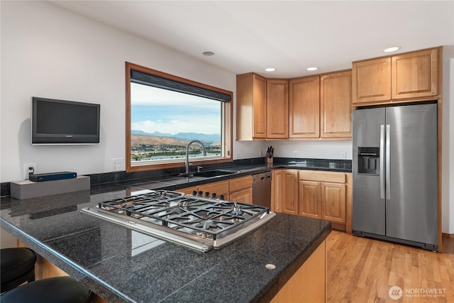 582 Lower Daniels Dr, East Wenatchee, WA 98802 - kitchen featuring stainless steel appliances, a peninsula, recessed lighting, light wood finished floors, and tile counters