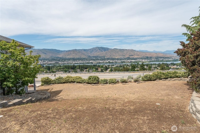 582 Lower Daniels Dr, East Wenatchee, WA 98802 - view of mountain background with a nearby body of water