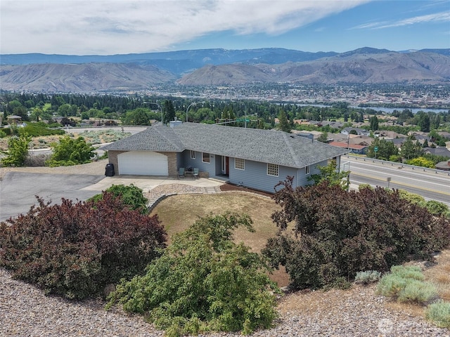 582 Lower Daniels Dr, East Wenatchee, WA 98802 - view of front of property featuring a mountain view, a garage, driveway, and roof with shingles