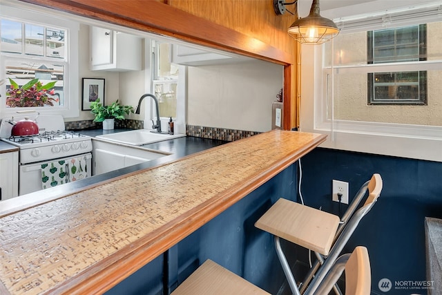 2143 N Northlake Way Unit 11, Seattle, WA 98103 - kitchen featuring white range with gas cooktop and a kitchen breakfast bar