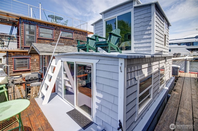 2143 N Northlake Way Unit 11, Seattle, WA 98103 - back of property with a deck