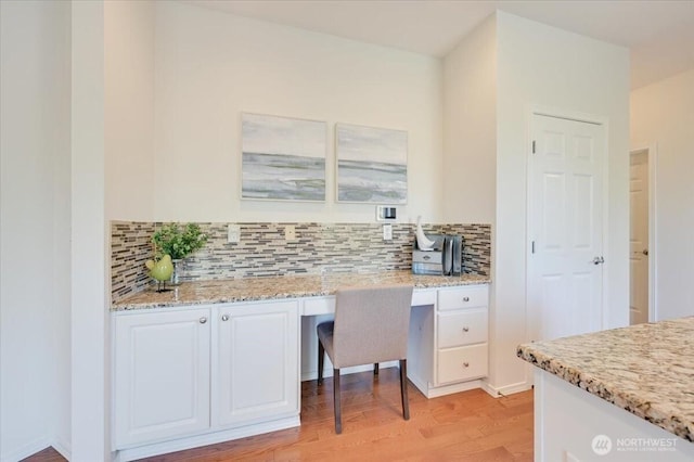 15204 48th Ave SE, Everett, WA 98208 - office area featuring light wood-style flooring and built in desk